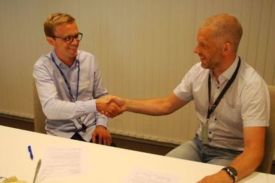 Vegard Ystenes fra Mesta og Asbjørn Stensrud fra Statens vegvesen signerte kontrakten i juni. 