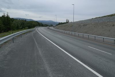 Ny E6 mellom Vasmarka og Ronglan i Levanger skal stå ferdig i juli. I bakgrunnen foregår uenigheter mellom hovedentreprenøren og entreprenøren som har utført sprengningsarbeider på prosjektet. 
