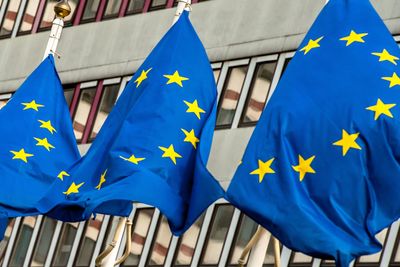 Illustrasjonsbilde: EU er i ferd med å innføre en temmelig omstridt reform av opphavsrettslovgivningen. Bildet viser EU-flagg i Lille, Frankrike, i 2014.