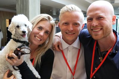 Tre oppstartsselskaper har undertegnet intensjonsavtaler med Tryg Forsikring. Her er to av selskapene representert. Fra venstre Otto Puddel, Mikaela Pedersen fra Tracy, Christoph Brandin fra AIMO Technologies og Petter Hultin fra Tracy. 