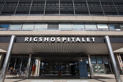 Rigshospitalet i København er Danmarks største sykehus. Etter at regionen innførte ny helseplattform har pasientene blant annet opplevd å stå lenger i kø enn tidligere. – Dette er amatørmessig, tordner riksrevisoren i forbindelse med at det er sluppet en rapport om tingenes tilstand.