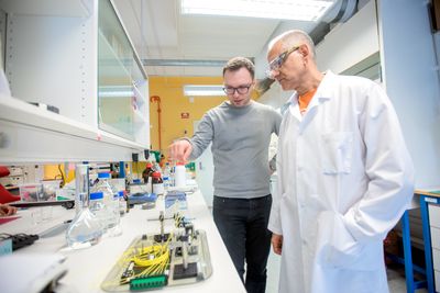 På laben: Nicolas Elvemo (til venstre) og Parvinder Dhillon på laben på NTNU på Gløshaugen. Foran seg har de sensorene som er festet på tynne fiberoptiske kabler.