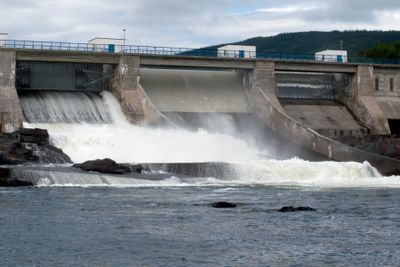 Kraftleverandører var blant selskapene som hadde størst økning i utbytteutbetalinger i fjor. Illustrasjonsfoto fra Hunderfossen kraftstasjon i Gudbrandsdalslågen.