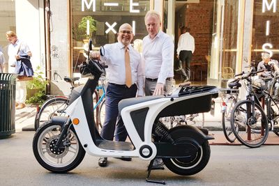 Administrerende direktør Prakash Wakankar i Mahindra tror Oslo er et bra sted å utvikle delingstjenester for elektriske tohjulinger. Oslos byrådsleder Raymond Johansen tror Mahindra og Peugeot har musklene som skal til for å dra i land spennende prosjekter i hovedstaden.