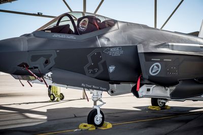 Innfasingen av Forsvarets nye kampfly, F-35 (bildet), har vist seg lukrativt for Kongsberg Gruppen. Fredag ble det kjent at konsernets teknologibedrift skal levere testmissiler til en verdi av 700 millioner kroner.