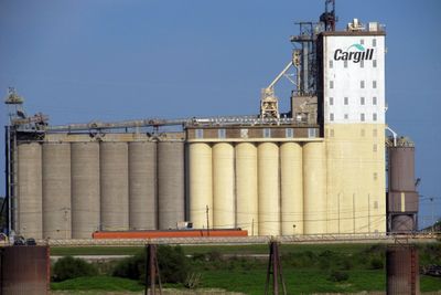 Kornsiloer. Matvaregiganten Cargill skal kutte CO2-utslipp fra skipstransporten.