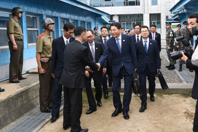 Delegatene møttes på grensen, og samtalene ble holdt i landsbyen Panmunjom i Nord-Korea.