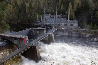 Djupdal kraftverk i Rollag i Numedal. En flomstor Numedalslågen sørger for at vannmagasinene er fulle.