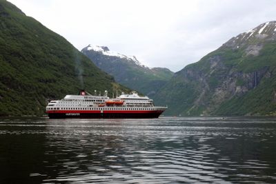 Hurtigruta Finnmarken i Geirangerfjorden.