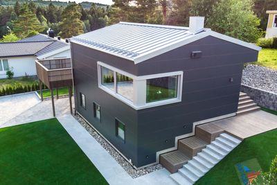 Ferdig oppgradert hus fremstår som elegant og moderne utvendig, samtidig som det er skikkelig isolert og energieffektivt.