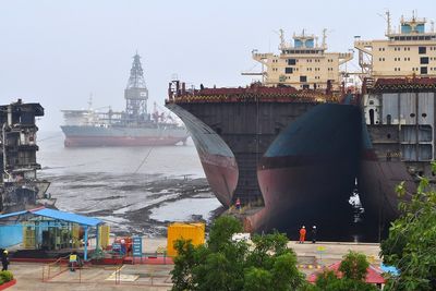 Skraping av skip eid av Maersk i Alang, India. Maersk mener avhending av skip kan skje på ansvarlige måter i India.