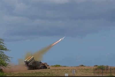 NSM skytes fra Pacific Missile Range Facility Barking Sands på Kauai.