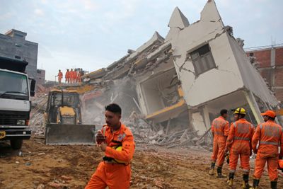 Redningsmannskaper jobbet gjennom natta for å rydde ruinene etter at to bygninger kollapset utenfor New Delhi i India. Så langt er tre personer funnet døde. 