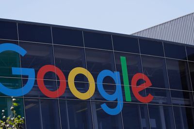 Google varsler at mobilprodusenter må betale for å forhåndsinstallerte apper som Gmail, YouTube og Google Maps på telefoner som selges i EU og EØS.