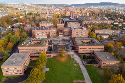 Universitetet i Oslo sett fra sørsiden av området. Ifølge Norsk studentorganisasjon står færre studenter i boligkø nå enn på samme tid i fjor.