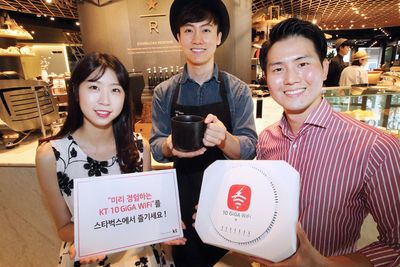 Starbucks Reserve-kaffebaren i Jongno Tower i Seoul sentrum er blant de første som tar i bruk KTs nye 10 GiGA WiFi-tjeneste.