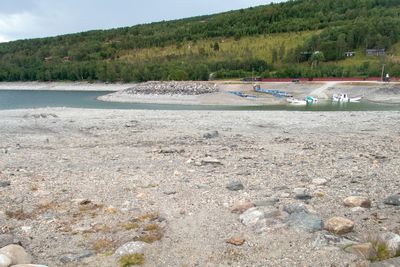 Det varme sommerværet førte til nok en nedgang i fyllingsgraden i norske vannmagasiner i forrige uke. Her et bilde fra vannmagasinet Gjevilvatnet i Oppdal.