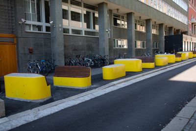 Barrierer designet som gatemøbler utenfor Kulturdepartementet og Nærings- og fiskeridepartementet i Grubbegata i Oslo.