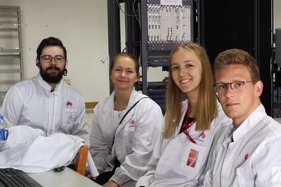 Norske studenter pa Huaweis forskningssenter. I løpet av oppholdet i Kina fikk studentene en innføring i kinesisk kultur og språk, i tillegg til grundige omvisninger i Huaweis laboratorier.