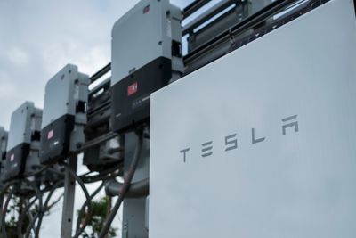 Tesla har økt antall ladestasjoner til totalt 1.308, men har et rekordstort underskudd.