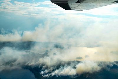 I Sverige har sommerens mange skogbranner spredt seg raskt på grunn av tørke og rekordhøye temperaturer. Brannene utviklet seg til å bli de mest omfattende noensinne i Sverige i moderne tid. Bildet viser røyk og flammer i nærheten av Ljusdal.