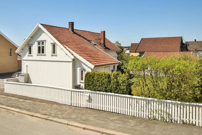 Sarpsborg ligger en drøy time med bil fra Oslo. Selv om boligprisene i byen er stigende, kan de ikke sammenlignes med prisene i Oslo-området.
