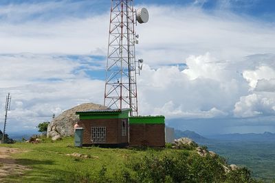Partileder i Senterpartiet, Trygve Slagsvold Vedum, ønsker at Stortinget skal se på kostnader for å skru på FM-nettet igjen, men de nyeste FM-senderne er sendt til Malawi i Øst-Afrika. Her skulle de øke dekningen av Radio Timweni til nesten 100 prosent.