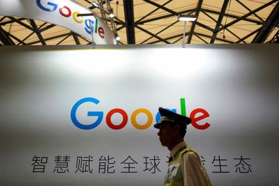 Illustrasjonsbilde: En kinesisk vakt går foran et Google-skilt under China Digital Entertainment Expo and Conference i Shanghai, Kina, den 3. august 2018.
