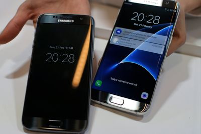 Samsung Galaxy S7 kan angripes ved å utnytte Meltdown-sårbarheten. Her sammen med storebroren Galaxy S7 Edge, som høyst sannsynlig er berørt på samme måte.