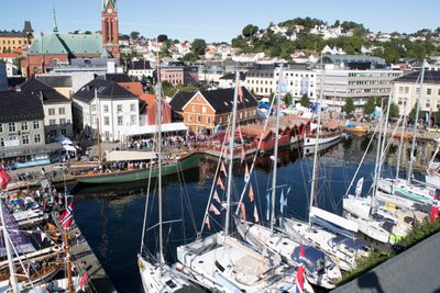 Under Arendalsuka er det flere hundre forskjellige stands fra forskjellige politiske partier og organisasjoner  i Arendal sentrum.