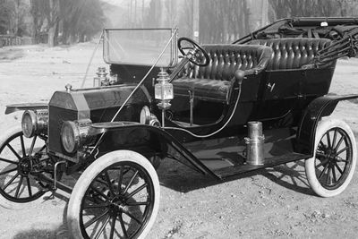 En 1910 Ford modell T, fotografert i Salt Lake City, Utah, USA. Bildet skulle brukes til en reklame.