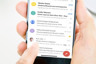 Illustrasjonsbilde: Gmail kan gruppere epost i samtaler. I innboksen markeres dette ved at antallet eposter i samtalen er oppgitt som et tall i oversikten, slik som på bildet over. Nå blir det mulig å skru av denne funksjonen i Gmail-appene.