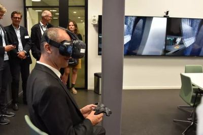 Samferdselsminister Ketil Solvik-Olsen fikk lære  mer om hvordan Norconsult bruker ny teknologi som virtuell virkelighet for å levere mer kostnadseffektive samferdselsprosjekter.