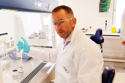 Alan Cuthbertson håper Thorium-medisinen han forsker på kan være på markedet innen 2023. Den vil revolusjonere behandlingen av flere former for kreft.