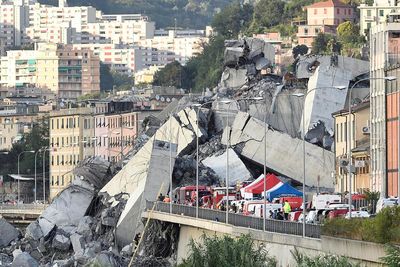 Minst 35 personer omkom da Morandi-brua på A10 kollapset tirsdag.