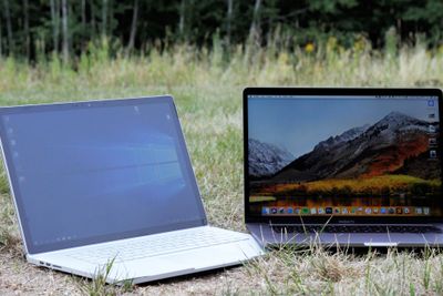 Microsoft Surface Book 2 (til venstre) og Apple Macbook Pro. Begge med 15-tommers skjerm.