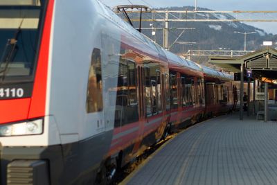 Toget på bildet står på Lillehammer stasjon. Strekningen Eidsvoll-Lillehammer har ikke høyeste prioritet i Jernbanedirektoratets utredning.