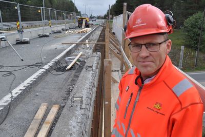 Senioringeniør Øyvind Lindland i Statens vegvesen ved en av landets eldste motorvegbruer ved Tranby i Buskerud