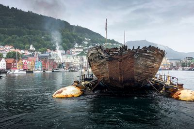 Roald Amundsen polarskute "Maud" viser seg fram i Bergen, Den slepes fra fra Grønland til Vollen i Asker hvor den er forventet å ankomme lørdag 18. august.