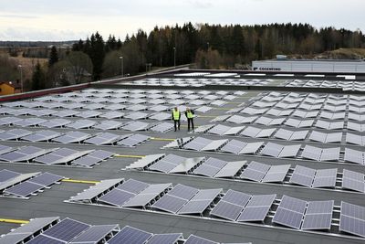 Solcelleanlegget ved Askos kjøleanlegg på Vestby i Akershus har måttet strupe flere hundre tusen kilowattimer med solstrøm i sommer. Nå endres plusskundereglene.