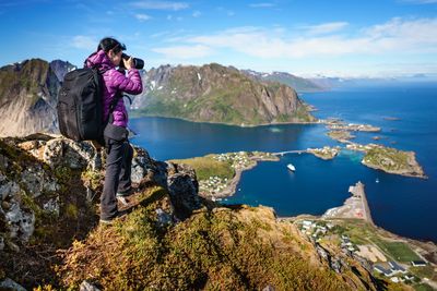 Uansett om du har vært i fjellet, på sjøen, på hytta eller i utlandet, så er det ubønnhørlig slutt. Den historisk tørre 2018-sommeren er en saga blott.