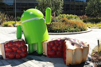 En god del Android-enheter har blitt lovet oppdatering til versjon 9, men i de fleste tilfeller må brukerne fortsatt vente noen måneder før oppdateringene kommer. På bildet vises Android 9 Pie-statuen ved Googleplex i Mountain View, California.