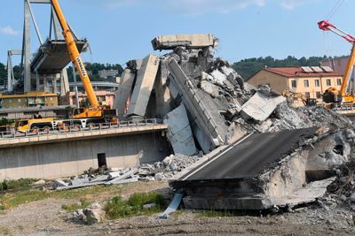 Den sammenraste Morandi-broen i Genova.