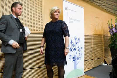 Finansminister Siv Jensen og Statssekretær Jørgen Næsje (t.v.) etter pressekonferansen i forbindelse med regjeringens forslag til statsbudsjett for 2017.