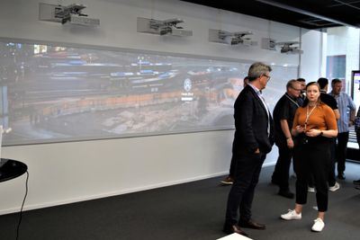 Den seks meter brede touch-skjermen er den første av sitt slag i Norge.