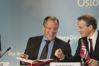 Ap-leder Jonas Gahr Støre hadde med seg tjenestetelefonen i strid med regelverket, da han møtte Russlands utenriksminister Sergej Lavrov i Kaliningrad i 2011. Her er de to under et annet treff året før.