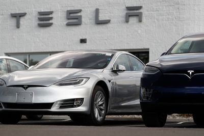 Saudi-Arabias oljefond har kjøpt 5 prosent av Tesla, men elbilprodusenten blir ikke tatt av børs, slik eieren Elon Musk antydet tidligere i måneden.