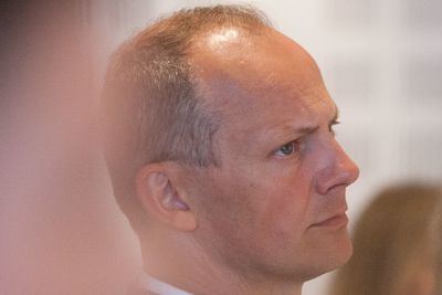 Samferdselsminister Ketil Solvik-Olsen (Frp) sier departementet vil vurdere flere mulige tiltak for å sikre norske mobilnett.