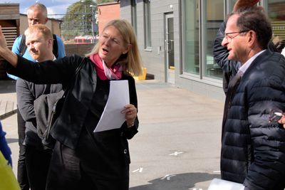 Arkitekt Astri Thån fra LPO Arkitekter viste Erling Lae og resten av juryen rundt i Munkedamsveien 62.
