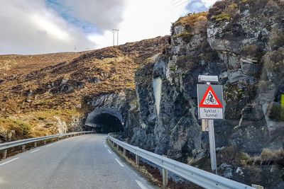 Sæviktunnelen på Sunnmøre har fått installert det første automatiske varslingssystemet som registrerer og varsler at det er syklister inne i tunnelen. 